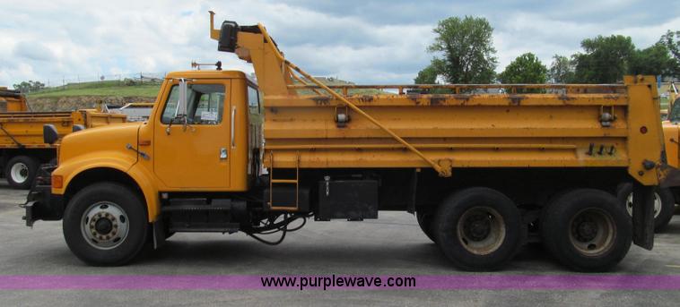 image for item E3963 2000 International 4900 dump truck