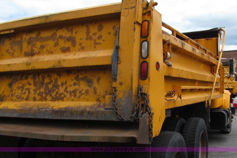 image for item E3963 2000 International 4900 dump truck