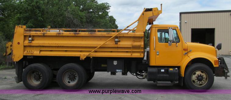 image for item E3963 2000 International 4900 dump truck
