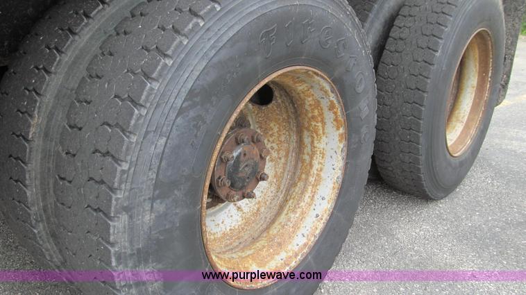 image for item E3963 2000 International 4900 dump truck