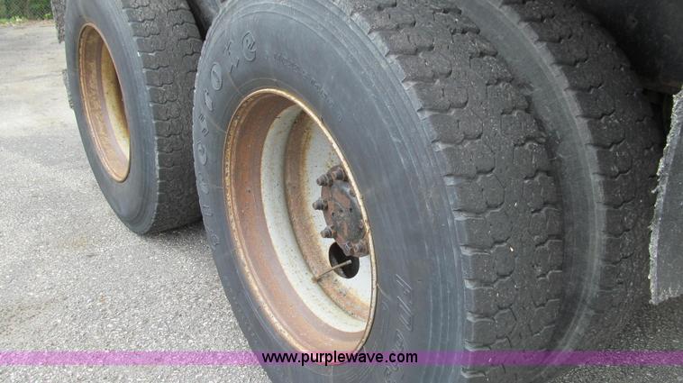 image for item E3963 2000 International 4900 dump truck