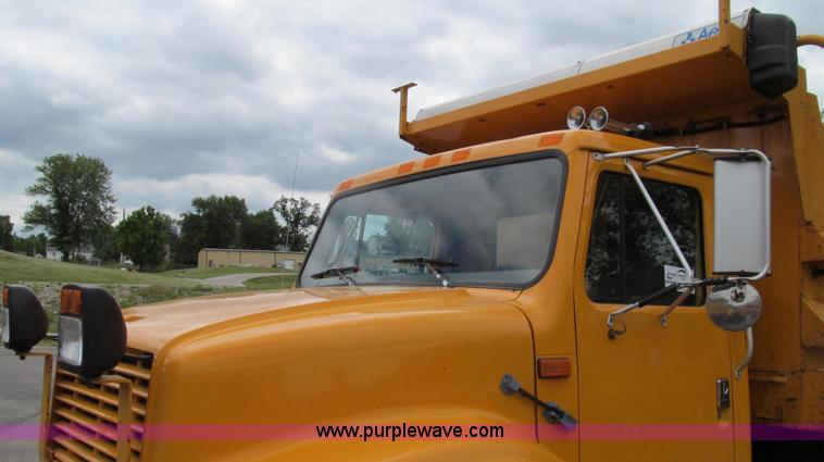 image for item E3963 2000 International 4900 dump truck