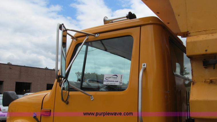 image for item E3963 2000 International 4900 dump truck