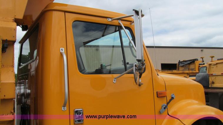 image for item E3963 2000 International 4900 dump truck