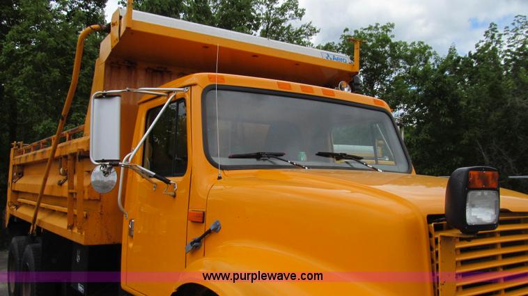 image for item E3963 2000 International 4900 dump truck