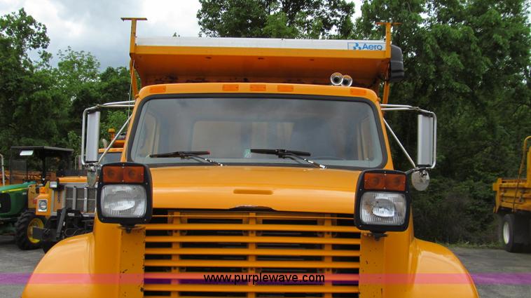 image for item E3963 2000 International 4900 dump truck