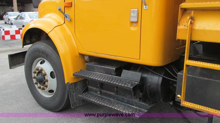 image for item E3963 2000 International 4900 dump truck