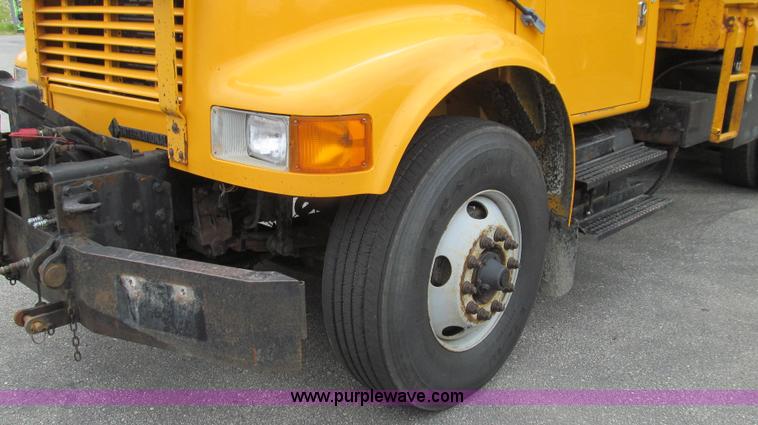 image for item E3963 2000 International 4900 dump truck