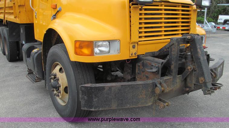 image for item E3963 2000 International 4900 dump truck