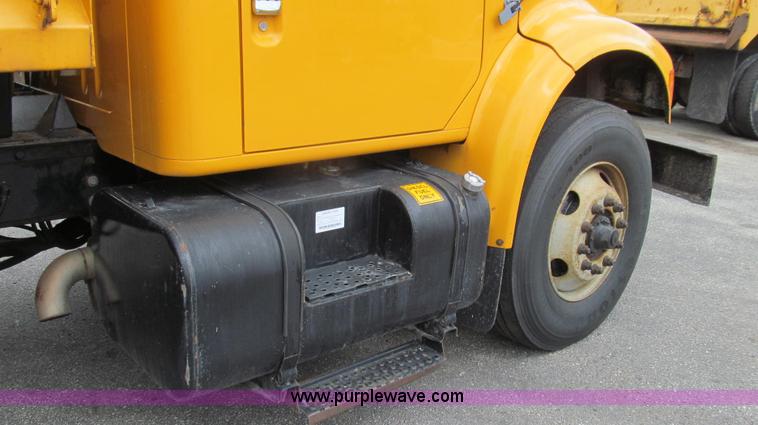 image for item E3963 2000 International 4900 dump truck