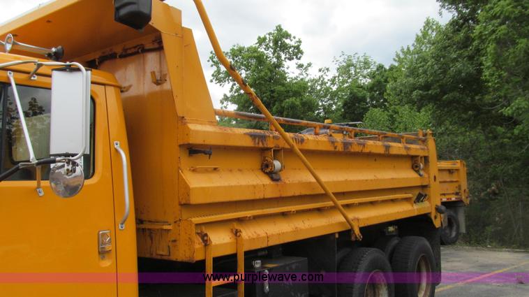 image for item E3963 2000 International 4900 dump truck