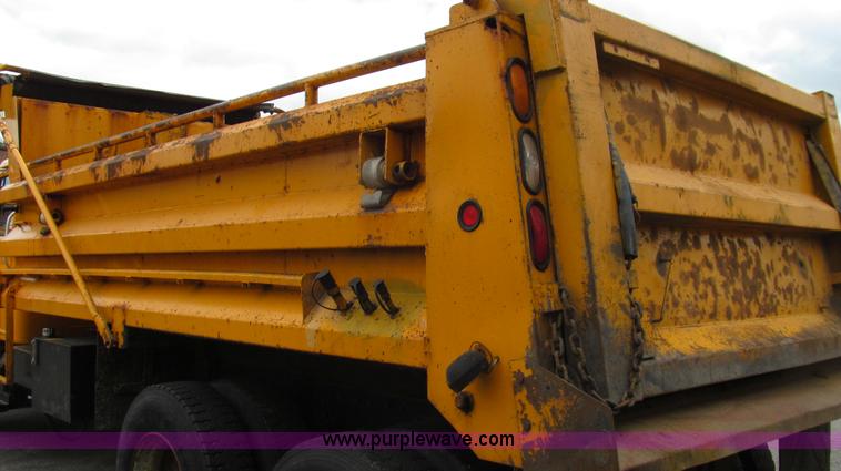 image for item E3963 2000 International 4900 dump truck