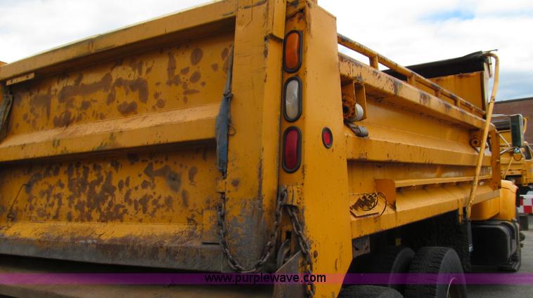 image for item E3963 2000 International 4900 dump truck