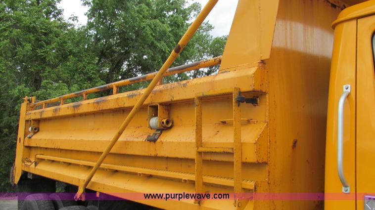 image for item E3963 2000 International 4900 dump truck