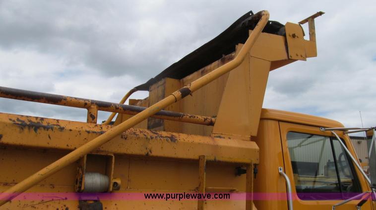 image for item E3963 2000 International 4900 dump truck