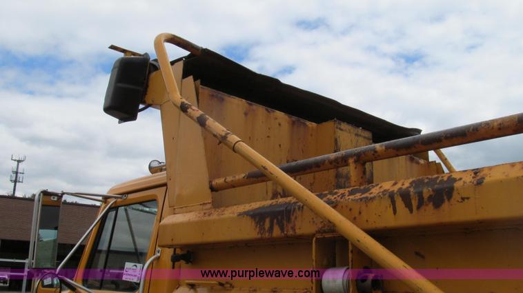 image for item E3963 2000 International 4900 dump truck