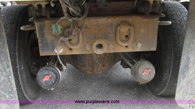 image for item E3963 2000 International 4900 dump truck