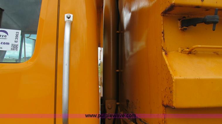 image for item E3963 2000 International 4900 dump truck