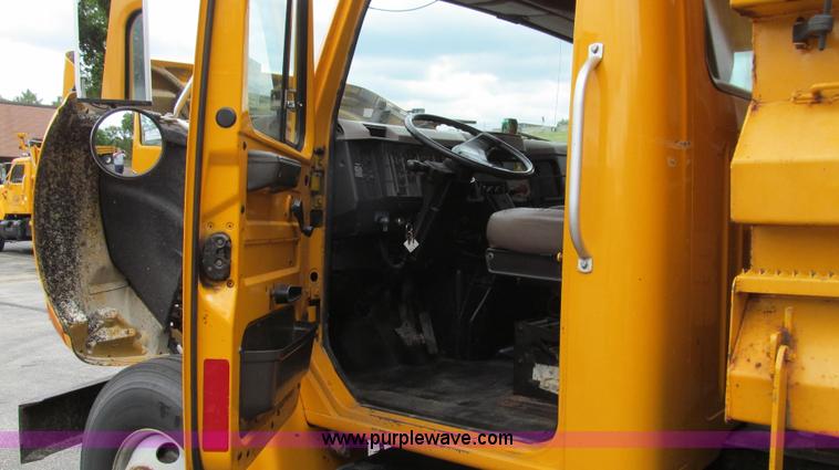 image for item E3963 2000 International 4900 dump truck