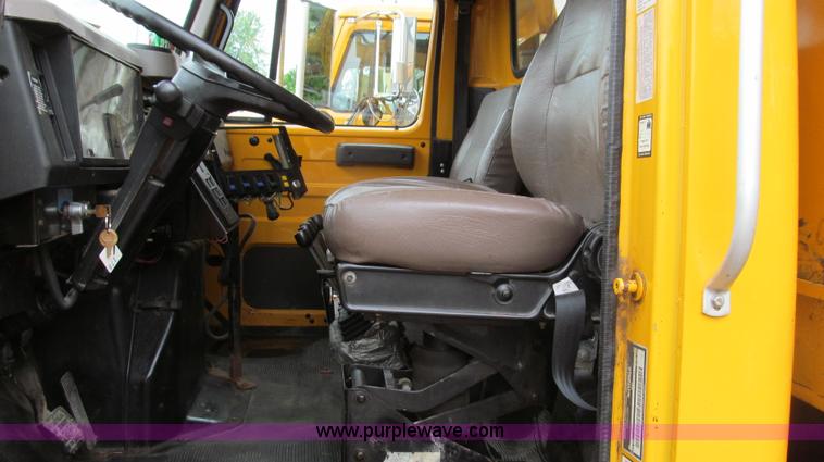 image for item E3963 2000 International 4900 dump truck