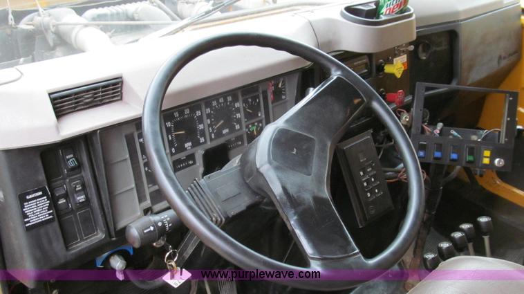 image for item E3963 2000 International 4900 dump truck