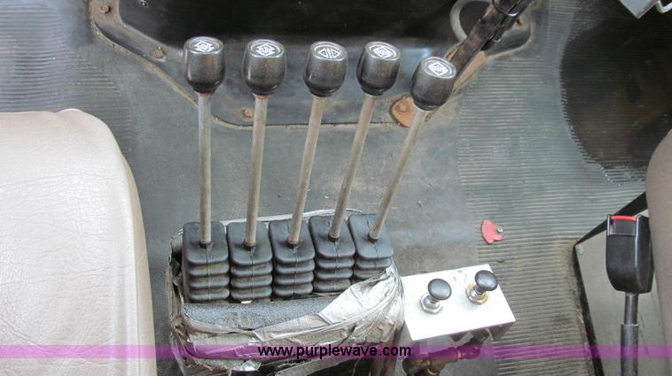 image for item E3963 2000 International 4900 dump truck