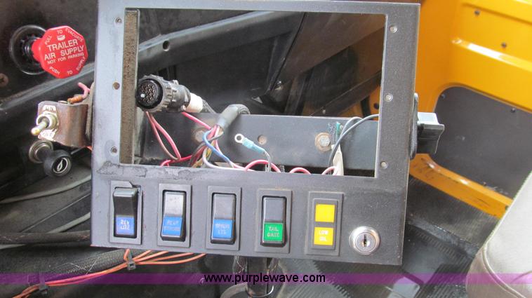 image for item E3963 2000 International 4900 dump truck