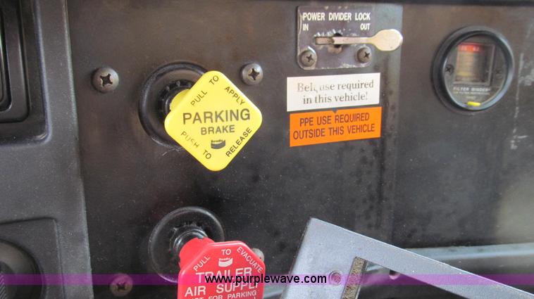 image for item E3963 2000 International 4900 dump truck