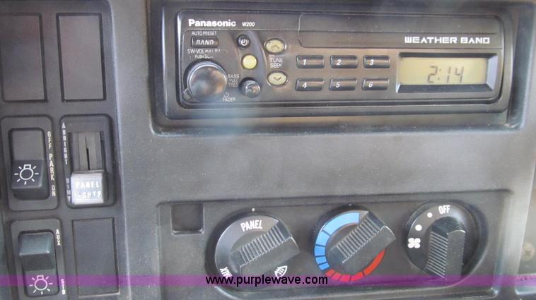 image for item E3963 2000 International 4900 dump truck