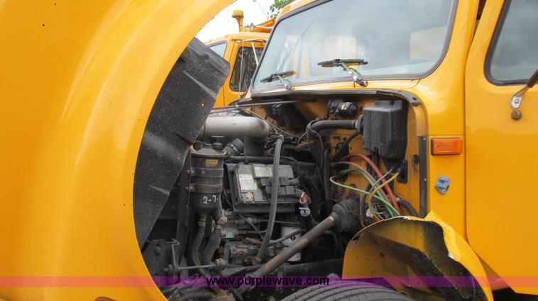 image for item E3963 2000 International 4900 dump truck