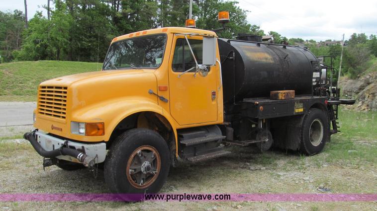 image for item E3967 1990 International 4900 oil distributor truck