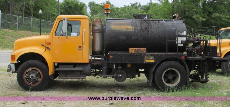 image for item E3967 1990 International 4900 oil distributor truck