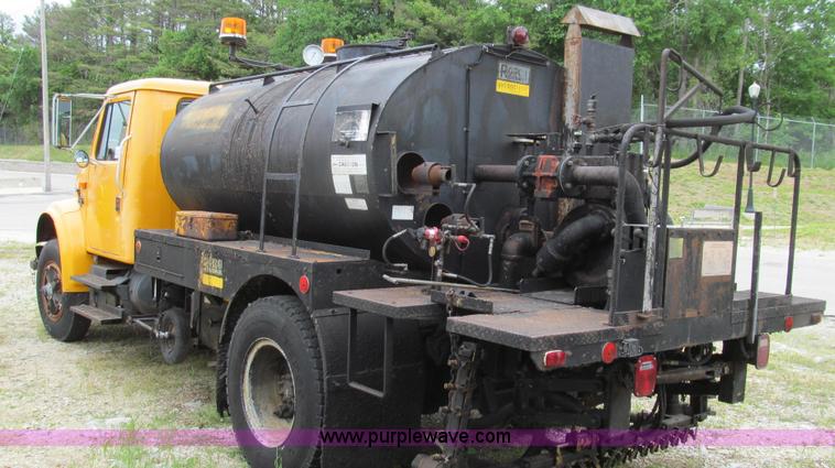 image for item E3967 1990 International 4900 oil distributor truck
