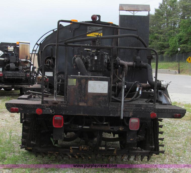 image for item E3967 1990 International 4900 oil distributor truck