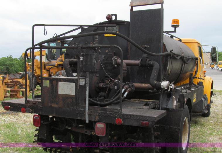 image for item E3967 1990 International 4900 oil distributor truck