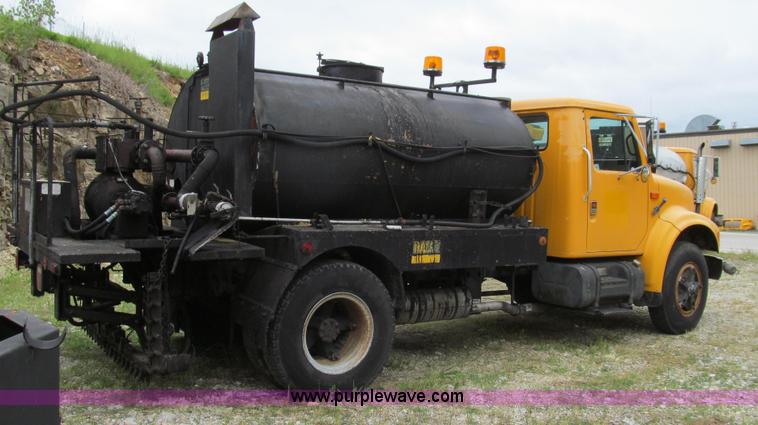 image for item E3967 1990 International 4900 oil distributor truck