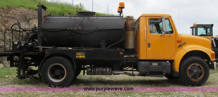 image for item E3967 1990 International 4900 oil distributor truck