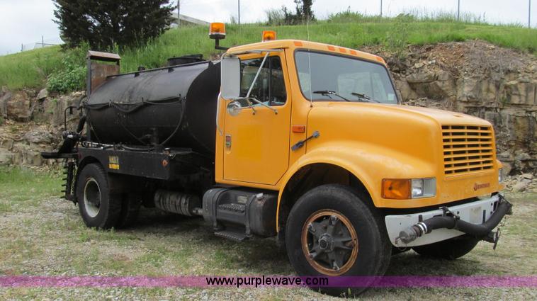 image for item E3967 1990 International 4900 oil distributor truck