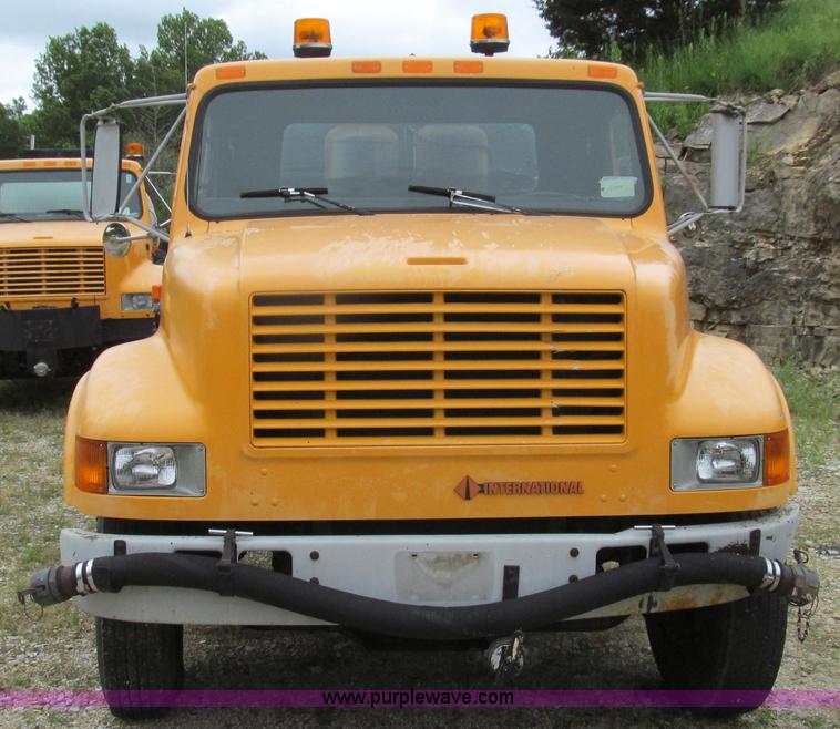 image for item E3967 1990 International 4900 oil distributor truck