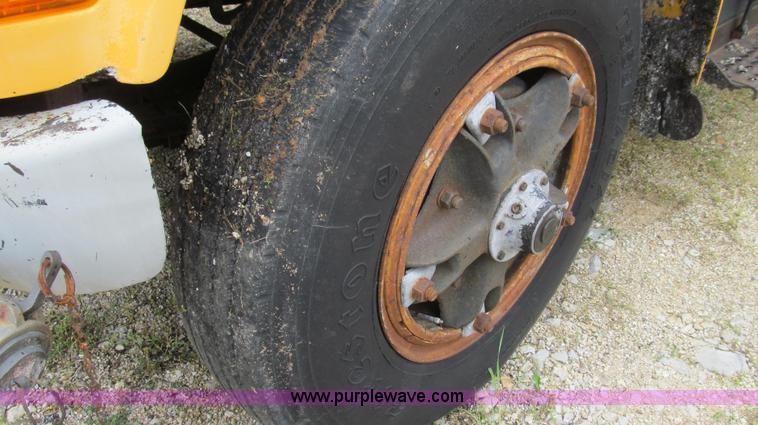 image for item E3967 1990 International 4900 oil distributor truck