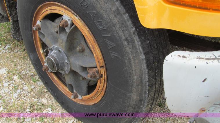 image for item E3967 1990 International 4900 oil distributor truck