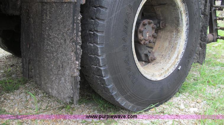 image for item E3967 1990 International 4900 oil distributor truck