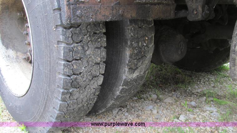 image for item E3967 1990 International 4900 oil distributor truck