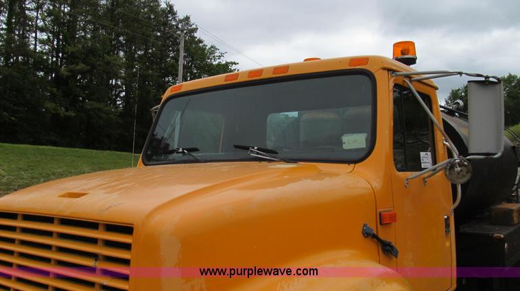 image for item E3967 1990 International 4900 oil distributor truck