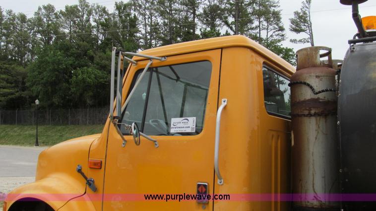image for item E3967 1990 International 4900 oil distributor truck