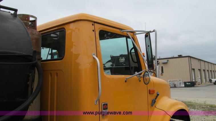 image for item E3967 1990 International 4900 oil distributor truck