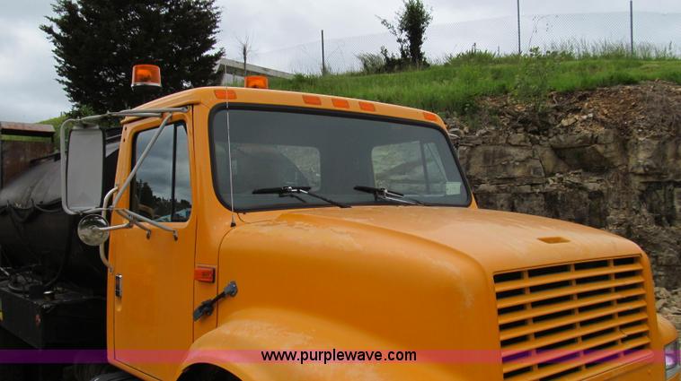 image for item E3967 1990 International 4900 oil distributor truck