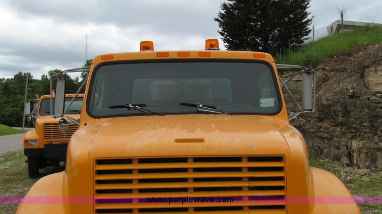 image for item E3967 1990 International 4900 oil distributor truck