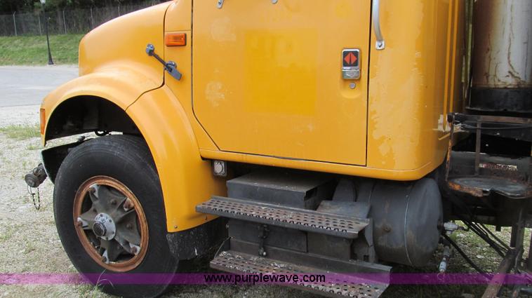 image for item E3967 1990 International 4900 oil distributor truck