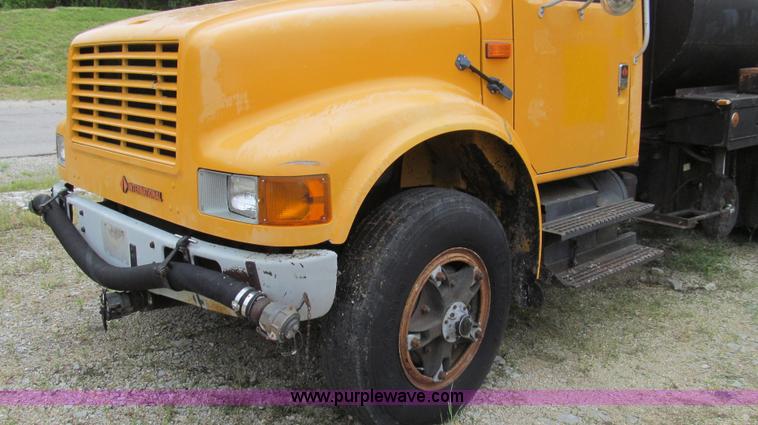image for item E3967 1990 International 4900 oil distributor truck